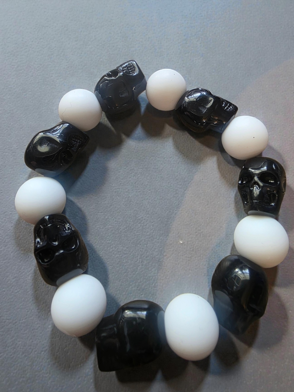 Handmade Styleandstone Black Skull & White Bead Stretch Bracelet